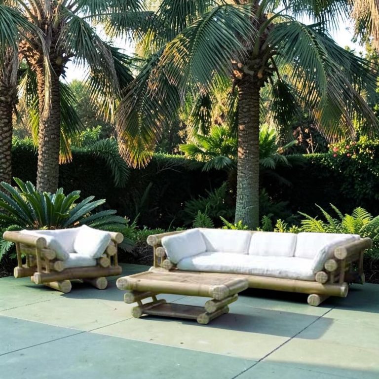 Salon de Jardin en Bambou Salon de jardin en bois avec canapés et table, entouré de palmiers verdoyants.