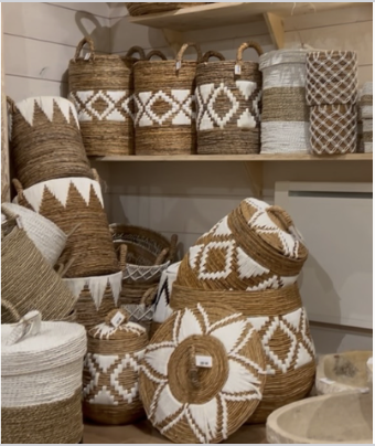 Vannerie & Rangement Paniers et objets de rangement en bambou et fibres naturelles.