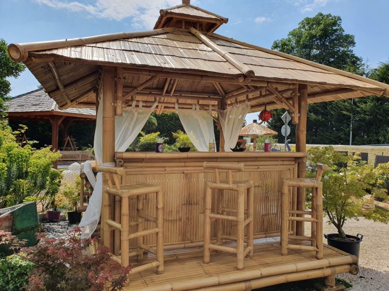Paillote avec bar et tabourets Gazebo avec espace repos et espace bar pour convivialité